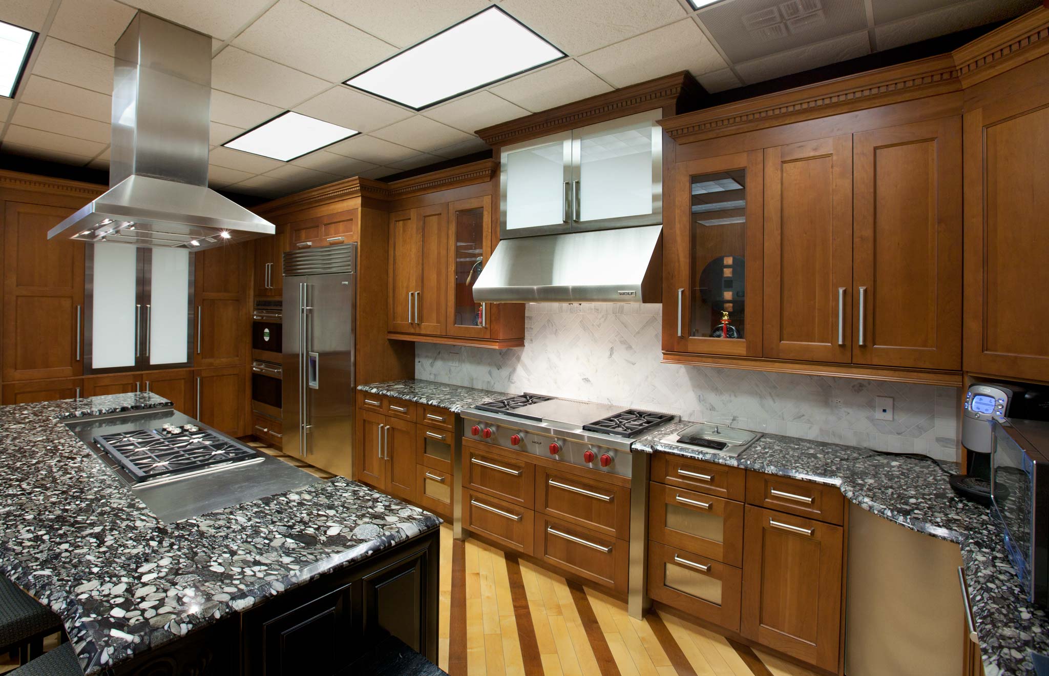 Mr-floor-chicago-showroom-cherry-cabinets-5972-2048w